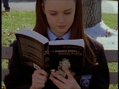 Rory glimore in Glimore Girls.. I wish to download this series.. and moreover she is reading the unabridged journals of sylvia plath *impressed* Tumblr, Rory Gilmore Books, Book Bench, Stars Hallow, Anna Love, Women Reading, Glimore Girls, Gilmore Girl, The Book Club