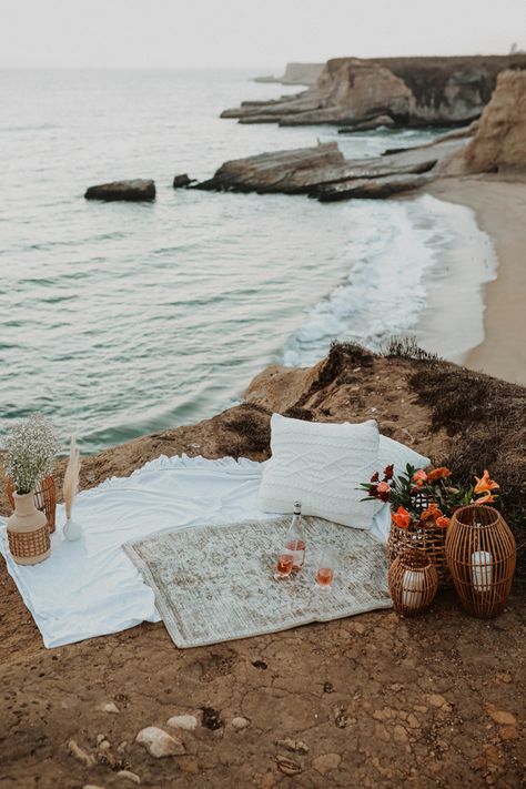 Beach Picnic Proposal Setup, Boho Wedding Proposal, Cute Beach Proposal Ideas, Casual Beach Proposal, Beach Props For Pictures, Engagement Set Up Ideas Beach, Engagement Ideas Proposal Beach, Boho Proposal Setup, Anniversary Beach Picnic