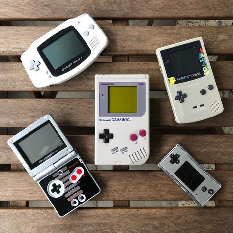 Nintendo Handheld, Old Nintendo, Retro Console, Handheld Console, Pika Pika, Digital Skills, Retro Games Console, Nintendo World, Custom Consoles