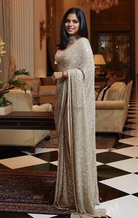 Isha Ambani, Sarees For Girls, Indian Sari Dress, Fancy Sarees Party Wear, Modern Saree, Party Kleidung, Anita Dongre, Sari Dress, Indian Saree Blouses Designs