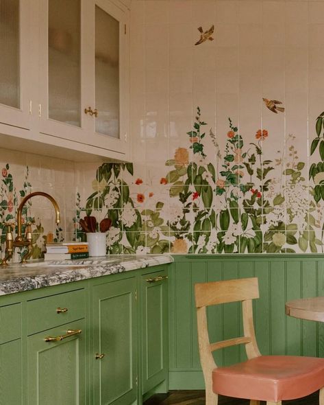 Interiors • Instagram Whimsical Garden Aesthetic, 1930s Kitchen, Women Cave, Japandi Kitchen, Whimsical Kitchen, Summer Room, Outdoor Entryway, Kitchen Makeovers, Kitchen Decor Inspiration