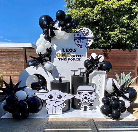 Star Wars Kids Party, Star Wars Pinata, Star Wars Balloons, Star Wars Theme Birthday, Star Wars Party Decorations, Decoracion Star Wars, Starwars Party, Star Wars Themed Birthday Party, Yoda Party