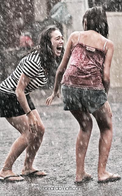 Laughter Photography, Girls Laughing, Playing In The Rain, I Love Rain, 얼굴 드로잉, Love Rain, Singing In The Rain, Dancing In The Rain, Just Smile