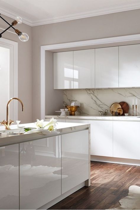 White Glossy Kitchen, High Gloss Kitchen Cabinets, Modern Köksdesign, Farmhouse Kitchen Countertops, Gloss Kitchen Cabinets, Glossy Kitchen, White Gloss Kitchen, High Gloss Kitchen, Gloss Kitchen