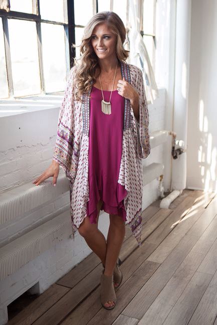 I love how flowy the dress and cardigan thing are!  Not really a fan of the handkerchief hem though. The necklace and booties are a good touch. Haute Couture, Dress With Kimono Outfits, Kimono And Dress, Casual Boho Outfits, Dress With Kimono, Dress Shawl, Ethno Style, Dress Cardigan, Long Sleeve Kimono