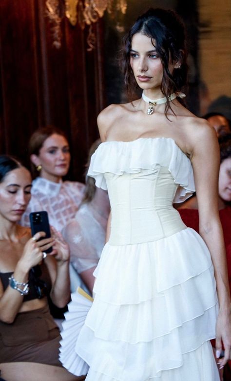 Haute Couture, White Runway Fashion, Siren Outfits, Runway Fashion Dresses, Estilo Ivy League, Mirror Palais, Plain Wedding Dress, Nine To Five, Estilo Ivy