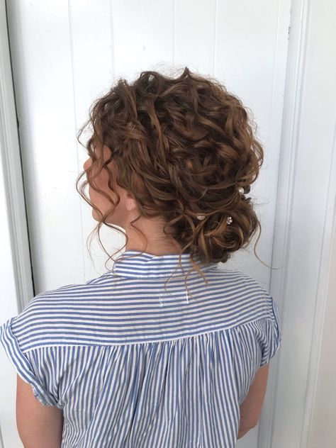 Party Hairstyle, Wedding Buns, Twisted Ponytail, Curly Bridal Hair, Bun Easy, Curly Hair Up, Bridemaids Hairstyles, Wedding Hair Half, Braided Hairstyles For Teens