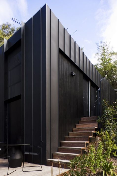 TreeHouse / FMD Architects.                      Pinned by: Nelly Camacho - Greene Houses Exterior, Black Building, Houses Architecture, Metal Facade, Metal Cladding, Timber Cladding, Black House Exterior, Exterior Cladding, Design Exterior