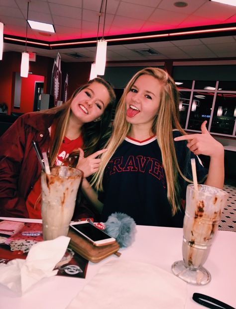 Steak n Shake Tumblr, Diner Photoshoot, Steak N Shake, Friend Ideas, Friends Goals, Group Pics, Friend Photo, Best Friend Photoshoot, Pics Inspo