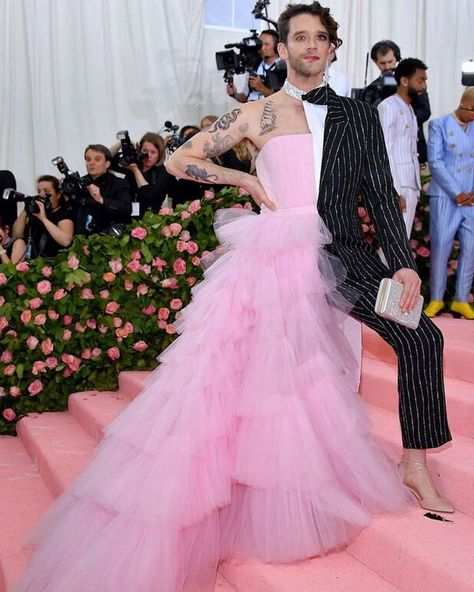 Christian Siriano on Instagram: “#genderbending with @michaelurielikesit at the #METGALA. Be your own date!  #boysindresses #womeninsuits” Ashley Olsen, Michael Urie, Met Gala Outfits, Met Gala Dresses, Gala Outfit, Met Gala Red Carpet, Best Dressed Man, Joan Collins, Ashley Graham