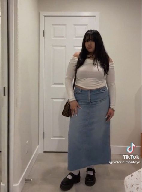 Bigger Size Outfits, Long Skirt Outfits Mid Size, Demin Skirt Outfit Plus Size, Medium Size Clothes, Simple Outfit Ideas Plus Size, Plus Size Aesthetic Outfits Skirts, Cute Outfit Ideas For Bigger Women, Y2k Bodysuit Outfit, Outfit Ideas Jean Skirt