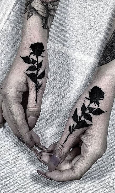 Hand Tattoo Cover Up, Thumb Tattoo, Small Black Tattoos, Gotik Tattoo, Tattoo Main, Thumb Tattoos, Shadow Tattoo, Rose Hand Tattoo, All Black Tattoos