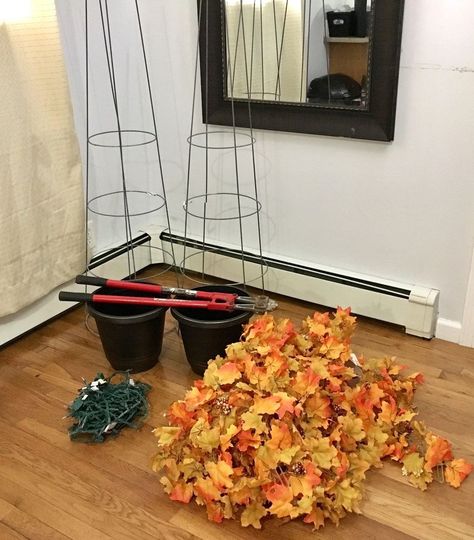 She grabs 2 tomato cages from outside and wait until you see this gorgeous living room idea! Natal, Fall Tomato Cage Crafts, Farmhouse Fall Porch Decor, Fall Topiary, Fall Topiaries, Diy Halloween Dekoration, Cheap Fall Decor, Fall Fireplace, Tomato Cage