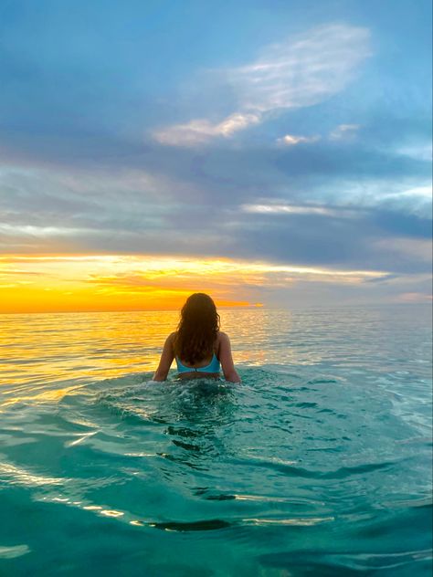 summer aesthetic Swimming At Beach Aesthetic, People Swimming In The Ocean, Swimming At Sunset, Water Aesthetics, Sunset Swimming, Swimming At The Beach, Vida Aesthetic, Sunny Funny, Sunset Swim