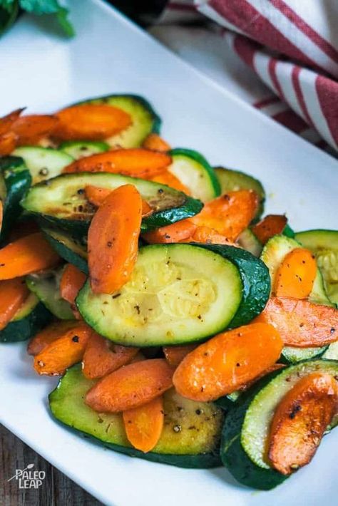 Steam Vegetables Recipes, Carrots And Zucchini, Vegan Carbonara, Sauteed Carrots, Lunch Healthy, Zuchinni Recipes, Roasted Vegetable Recipes, Vegetable Side Dishes Recipes, Diet Vegetarian