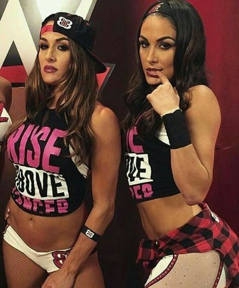 Bella Twins Wwe, Brie Bella Wwe, Wwe Women's Championship, Nikki Bella Photos, The Bella Twins, Nikki And Brie Bella, Wwe Girls, Wwe Wrestling, Brie Bella