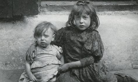 Spitalfields nippers: London's poorest children in the early 1900s – in pictures | Art and design | The Guardian Old London, Great Fire Of London, Haunting Photos, Rare Historical Photos, The Great Fire, Victorian London, Street Kids, Poor Children, Family Album