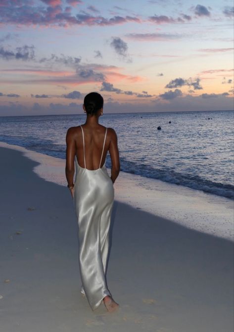 Beach Dress Photoshoot, Jasmin Tookes, Ibiza Outfits, Beautiful Photoshoot Ideas, Summer Picture Poses, Beach Outfit Women, Jasmine Tookes, Beach Night, Resort Outfit