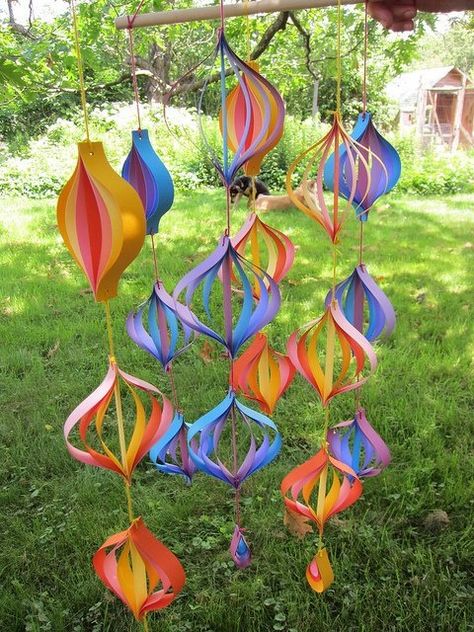 movil de papel Paper Mobiles, Easy Flowers, Paper Mobile, Idee Babyshower, Construction Paper Crafts, Eliza Jane, Diy Papier, Seni Origami, Paper Ornaments