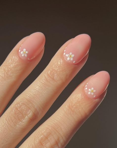 Daisies 🌸 Something a bit more simple for spring 🌷 @the_gelbottle_inc Teddy Using @nails_luxeofficial brush I and art gels #prettynails #daisynails #nailinspo #springnails #delicatenails #nailcuffs #dotnails #simplenailart #cutenailart #floralnails #flowernails #floralnailart #minimalnails #minimalnailart #naturalnails #nailcuffs Cute Simple Flower Nail Designs, Nails That Match Anything, Minimal Floral Nail Art, Floral Natural Nails, Minimalist Flower Nail Art, Nails Flower Simple, Dainty Nails Classy, Floral Simple Nails, Bridesmaid Nails Floral