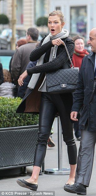 Karlie Kloss - Chanel Maxi purse, leather leggings and flats Lunch In Paris, Chanel Maxi, Celebrity Inspired Outfits, Fall Winter Trends, Resort Fashion, 2014 Trends, Karlie Kloss, Confident Woman, Runway Show