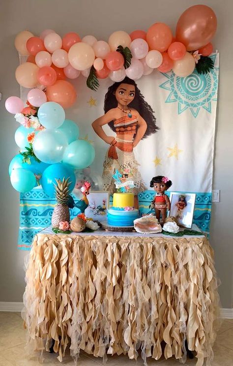 Make Way! Make Way! Scarlett is 5! | CatchMyParty.com Moana Balloon Arch Ideas, Moana Birthday Backdrop Ideas, Moana Cake Table Ideas, Moana Hawaiian Birthday Party, Moana Birthday Decorations Diy, Mohana Decoration Party, Moana Pretzel Sticks, Moana Birthday Party Decor, Moana Pool Birthday Party