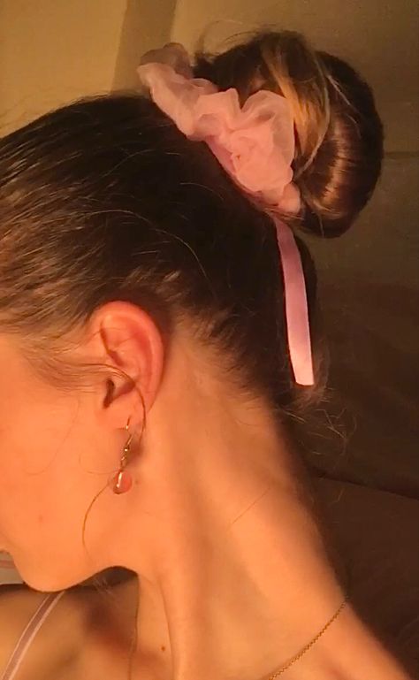 Bonito, Ballerina Bun Aesthetic, Cinderella Bun Hairstyle, Ballet Bun Aesthetic, Ballerina Bun Hairstyles, Easy Ballet Bun, Ballet Bun Hairstyles, Hair Inspo Prom, Hairstyles High Bun