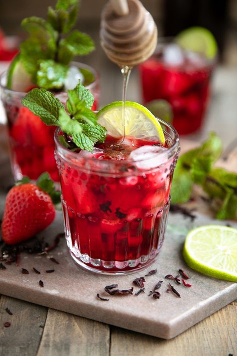 Strawberry Honey Hibiscus Iced Tea. Wildly popular thanks to unique health benefits and appearance in Starbucks shops all over the world, this Strawberry Honey Hibiscus Iced Tea is sweet, energizing, and beautiful via @theforkedspoon #icedtea #sweettea #hibiscus #honeytea #summer #beverages #rearecipe #icedtearecipe #easyrecipe | For this recipe and more visit, https://www.theforkedspoon.com Hibiscus Iced Tea, Lemonade Tea Recipe, Hibiscus Flower Tea, Hibiscus Drink, Coffee Detox, Strawberry Honey, Summer Beverages, Strawberry Tea, Drink Recipes Nonalcoholic