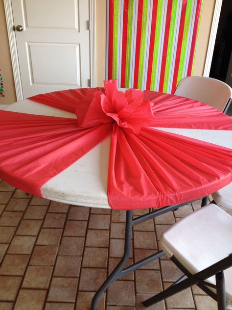Might be fun with two colors that cover the whole table. Plastic table covering. Table Cover Ideas, Table Cover Backdrop, Cocktail Table Decor, Plastic Table Covers, Diy Event, Party Table Cloth, Plastic Table, Baby Shower Table, Plastic Tablecloth