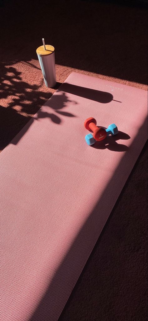 Pink Pilates aesthetic Yoga Matt Aesthetic, Pilates Mat Aesthetic, Mat Pilates Aesthetic, Matt Pilates, Pilates Girlies, Yoga Mat Aesthetic, Yoga Details, Sun Warrior, Pilates Motivation