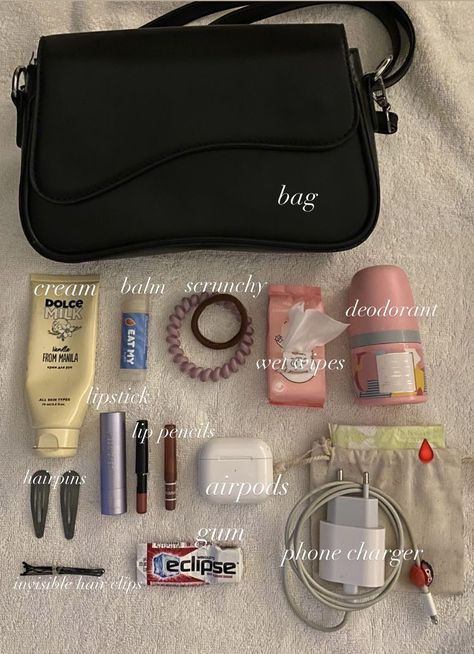 Schul Survival Kits, School Backpack Essentials, Everyday Bag Essentials, Desain Tote Bag, School Bag Essentials, Travel Bag Essentials, Backpack Essentials, Inside My Bag, Purse Essentials