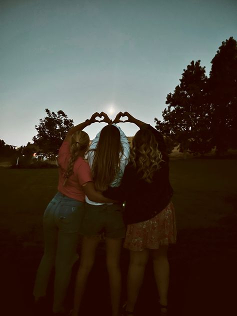 Cute Ideas With Friends, Cool Picture Ideas With Friends, 3 Person Heart Pose, Photoshoot Ideas 3 Friends, Cute Best Friend Pictures 3 People, Picture Ideas For Best Friends Aesthetic, Picture Ideas For 3 Friends, Cute 3 Best Friend Picture Ideas, 3 Best Friend Photo Shoot Ideas