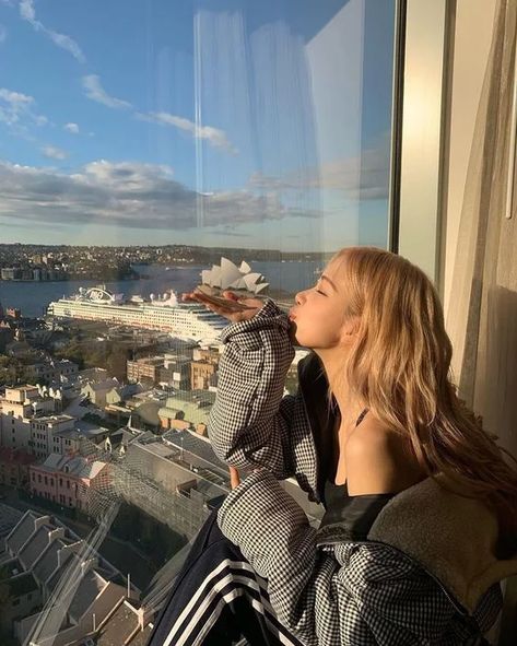 BLACKPINK's Rosé is such a visual and vocal queen! Here are 10 times Rosé stepped out into the warm sun, and impressed everyone with her visuals! Corps Idéal, Rosé Cute, Rosé Instagram, 얼짱 소녀, Rose Icon, Rose Photos, Jennie And Rosé, Park Chaeyoung, Rosé Blackpink