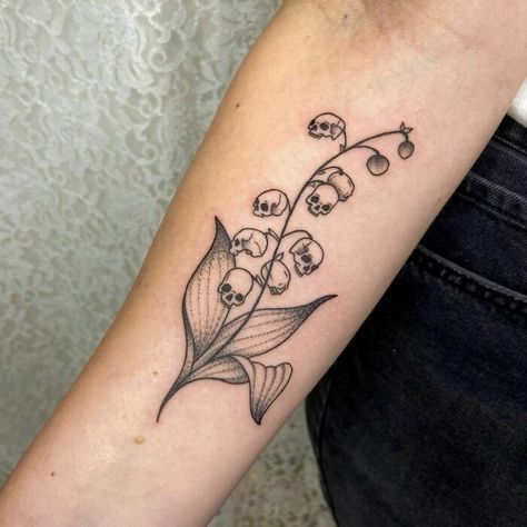 35 Times Horror Lovers Got Spooky Halloween Tattoos, And They Worked Brilliantly Emo Floral Tattoo, And If You Die Tattoo, Womens Forarm Tattoos, Bat Shin Tattoo, Coraline Hand Tattoo, Insert Here Tattoo, Sandworm Beetlejuice Tattoo, Cat Skeleton Tattoo, Acid Tattoo Ideas