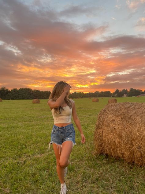 Hay bale pic inspo Sunset Aesthetic Photoshoot, Hay Bale Pictures, Hay Bale Photoshoot, Farm Picture Ideas, Pic Inspo Aesthetic, Sunset Photoshoot Ideas, Country Poses, Aesthetic Pose, Sunset Pic