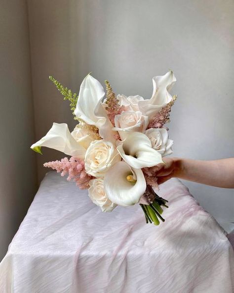 Classy Bouquet Of Flowers, Clean Classy Wedding, Wedding Bouquets Classy, Wedding Bouquets May, Beautiful Wedding Bouquet, Wedding Flowers Simple Bouquet, Bridesmaid Peony Bouquet, Classy Bouquet Wedding, Classy Bride Bouquet