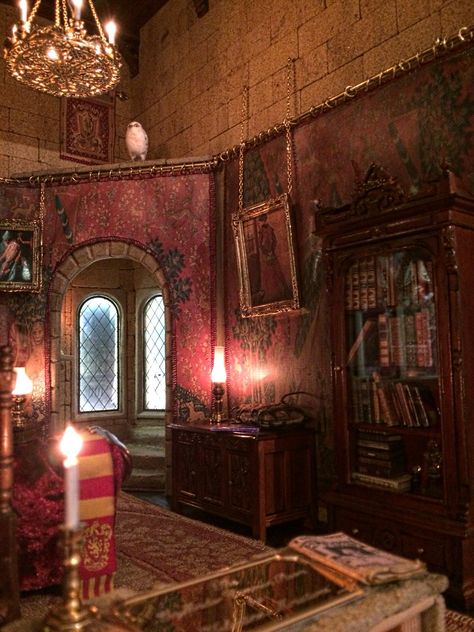 Harry Potter Gryffindor common room Hery Potter, Gryffindor Common Room, Gryffindor Pride, Stile Harry Potter, Wallpaper Harry Potter, Tapeta Harry Potter, Gryffindor Aesthetic, Harry Potter Wall, Harry Potter Bedroom