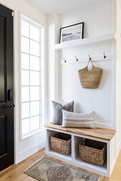 Small Entryway Bench, Cubby Ideas, Cottage Entryway, Foyer Ideas Entryway, Small Mudroom Ideas, Mudroom Cubbies, Modern Farmhouse Entryway, Storage Hall, Entry Storage