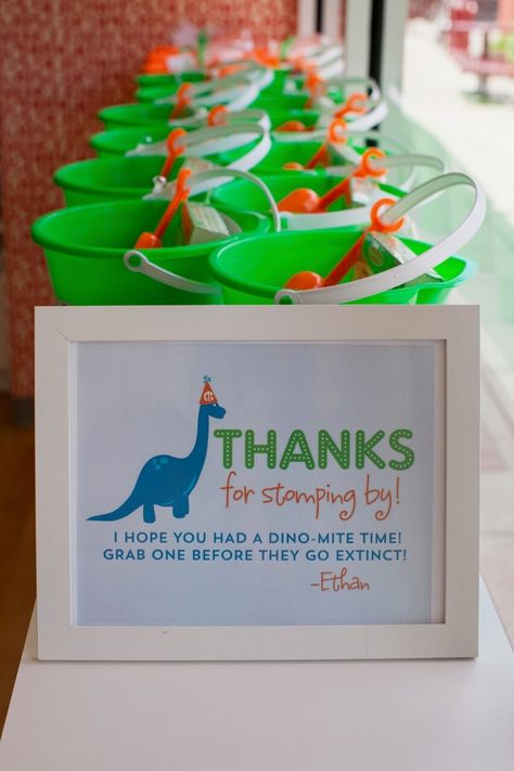 Dino-mite Dinosaur Themed Birthday ⋆ Nico and Lala Dinosaur Baby Shower Food Ideas, 3year Birthday Party Ideas, Dinosaur Birthday Theme, Dinosaur Birthday Party Decorations, 3 Birthday, Dinosaur Themed Birthday Party, Dino Birthday Party, Dinosaur First Birthday, Fiesta Tropical