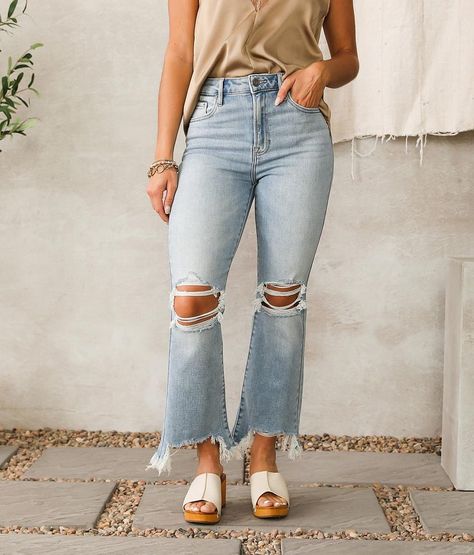 Kick Crop Jeans Outfit Summer, Beachy Jeans Outfit, Best Mom Jeans For Curvy, Best Women Jeans, Shoes To Wear With Cropped Flare Jeans, Ankle Jeans Outfit Summer, Jeans With Holes Outfit, Flare Jeans With Sandals, 30 Fashion For Women