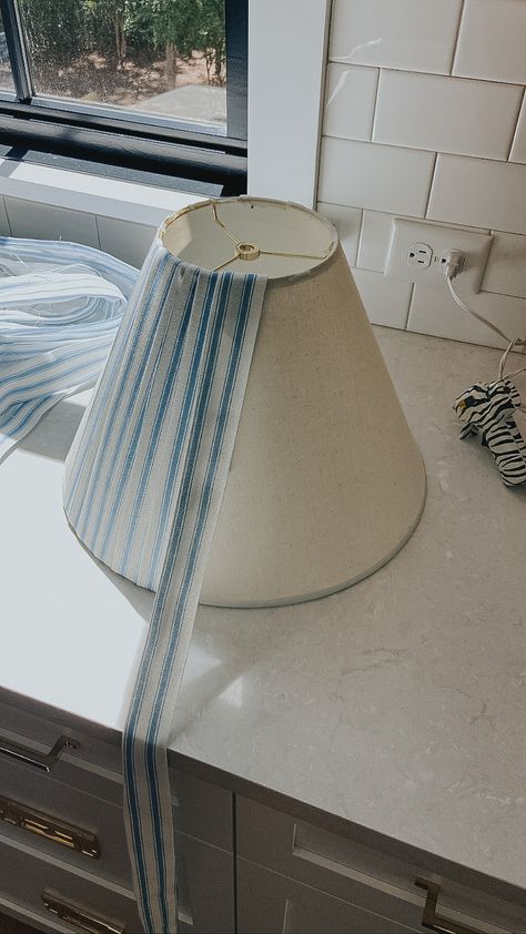 Diy Lampshade Makeover, Abat-jour Diy, Decoration Ideas Bedroom, Ideas Bedroom Decoration, Diy Luminaire, Pleated Lampshade, Bedroom Decoration Ideas, Modern Style Bedroom, Lampe Diy