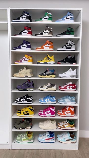 Sneakerhead Christmas Tree, Sneaker Head Closet Women, Jordan Collection Room, Sneaker Floating Shelves, Sneaker Head Room Ideas Girl, Sneaker Head Decor, Sneaker Head Room Ideas Boy, Sneaker Closet Ideas, Sneaker Organization Ideas