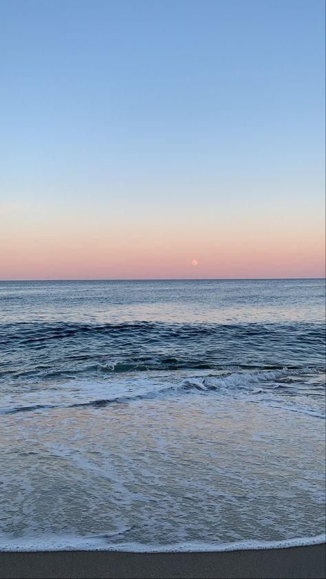 ocean sunset Ocean Beach Asthetics, Wallapers Aesthetics Ocean, Plain Beach Wallpaper, Beach Ocean Wallpaper, Sunset Wallpaper On The Beach, Beach Wallpapers For Ipad, Moonset Aesthetic, Calm Ocean Aesthetic, Beach Sunset Iphone Wallpaper