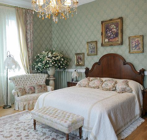 I know this room is completely geriatric but I love the combo of headboard, wallpaper, and ornately framed paintings. Shabby Chic Bedrooms, Victorian Bedroom Decor, Victorian Style Bedroom, Victorian Bedrooms, Victorian Home Decor, Antique Bedroom, Victorian Bedroom, Shabby Chic Bedroom, Victorian Decor