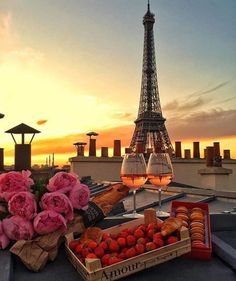 Date night. #weheart Date night. #weheartit #foundonweheartit #travel #paris #sunset #drinks | travel photography inspiration | travel gear | travel products | best camera for travel | best travel camera | #travelphotography Disneyland Paris, Hotel Des Invalides, Torre Eiffel Paris, Paris Wallpaper, Paris Photography, Paris Photo, Vintage Paris, Paris Photos, Tour Eiffel