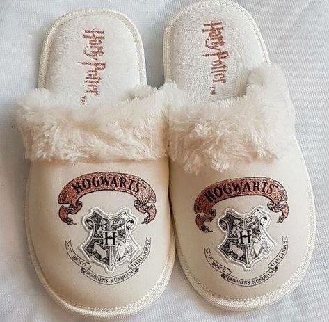 Slippers Embroidered, Harry Potter Shoes, Kasut Wanita, Citate Harry Potter, Stile Harry Potter, Harry Potter Accessories, Harry Potter Merch, Tapeta Harry Potter, Harry Potter Bedroom