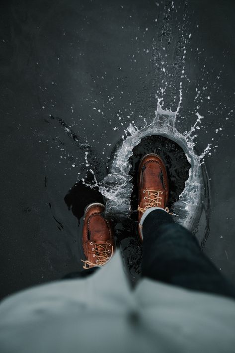 Water Photography, Rain Photography, Waterproof Leather Boots, Man Walking, Foto Inspiration, 인물 사진, Fotografi Potret, Photography Inspo, Photo Profil