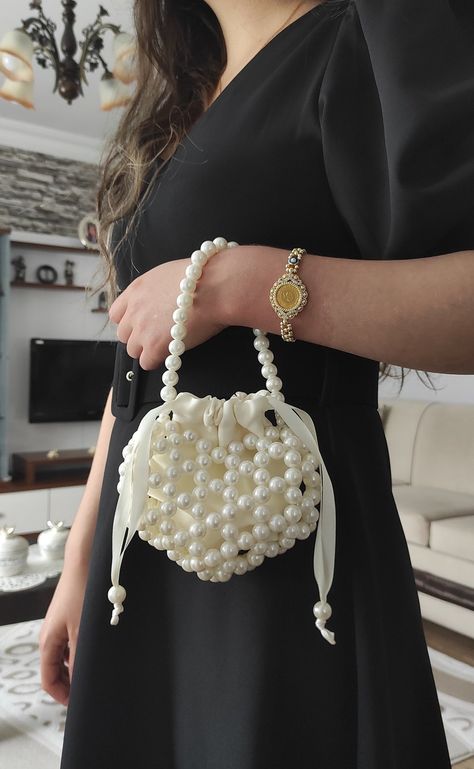 White Pearl Pursestunning Heart Pearl Bagbridal Clutch - Etsy Pearl Beaded Bag, Pearls Jewelry Diy, Diy Crochet Hat, Handbags Crochet, Fancy Handbags, Pearl Clutch Bag, Bead Bags, Hand Beaded Bag, Purse Outfit
