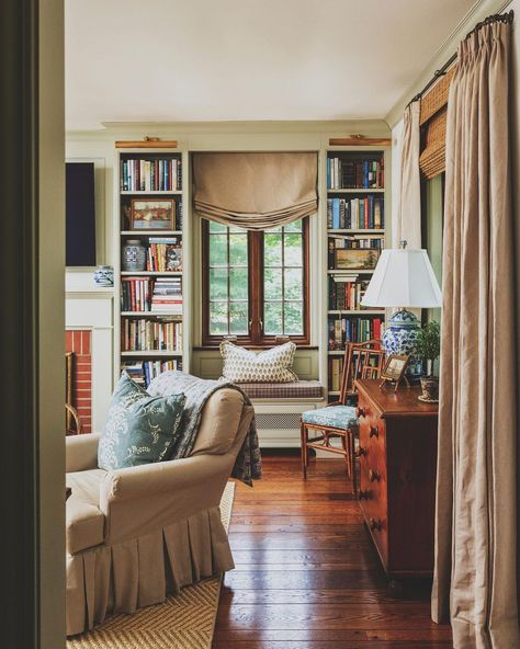 Traditional Nancy Meyers Interiors, Lovely Living Rooms, Tessa Foley Instagram, Family Stone House Interior, Vintage Couch Living Room, Family Living Room Ideas, Eclectic Traditional Living Room, Traditional Eclectic Living Room, Cottage Living Room Ideas