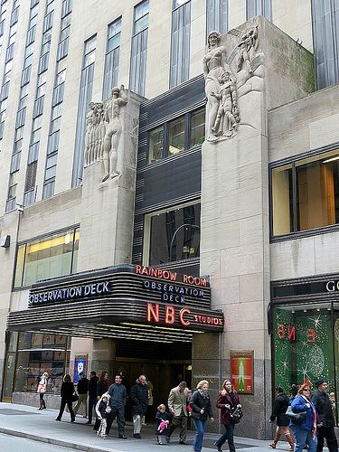 NBC Studios, Rockefeller Center (West 50th Street between Fifth and Sixth avenues), esta cadena de televisión se levanta junto a la pista de hielo (en verano se transforma en un cafe).  El popular programa de TV 30 Rock, debe su nombre a este edificio.  El programa Today se transmite todos los días en directo de 7 a 10.  atrae a montones de admiradores que hacen de todo para que los filmen. Nyc December, Rockefeller Plaza, Newyork City, Broadway Nyc, New York Vacation, Fav Place, 30 Rock, Rockefeller Center, Radio City